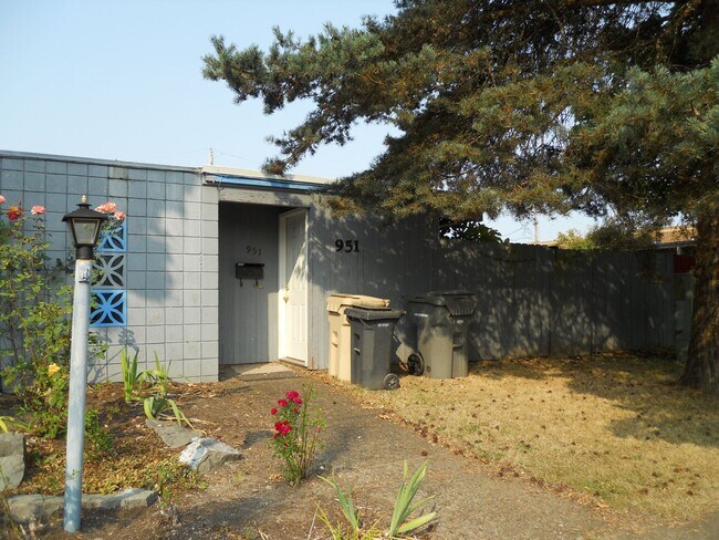 Building Photo - 1 Bedroom Duplex ~ Close to 9th St ~ Small...