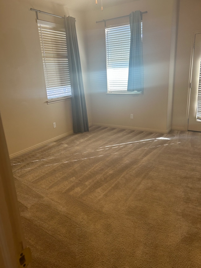 Building Photo - Modern Three Bedroom Townhouse