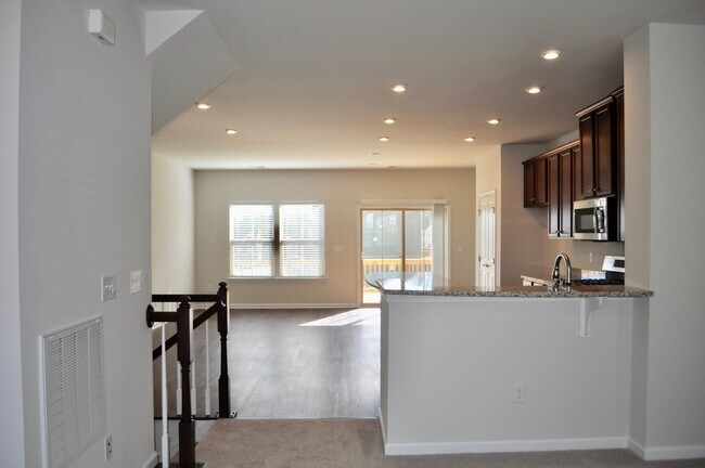 Building Photo - Beaver Creek Commons 3 Bed | 3.5 Bath Town...