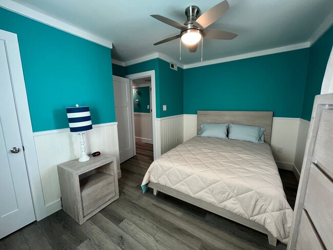 Building Photo - Monthly rental offered on this furnished r...