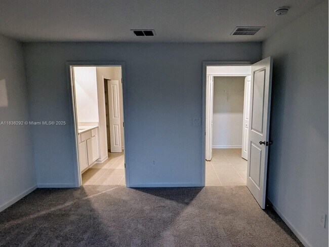 Building Photo - 2406 McKinley Dr