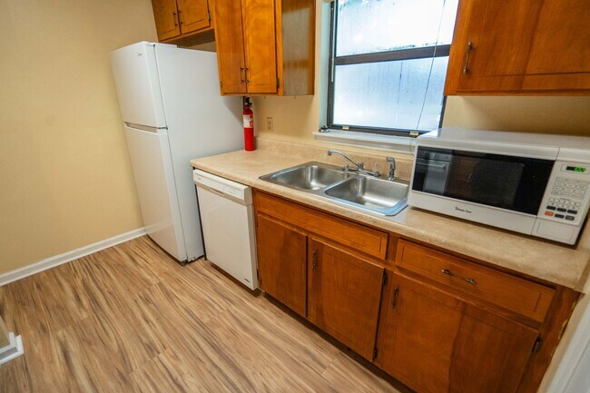 Building Photo - 2/1 Townhome in Twin Lakes