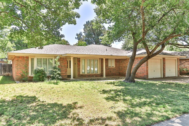 Primary Photo - 2 Large Living areas! Approximately 2100 S...