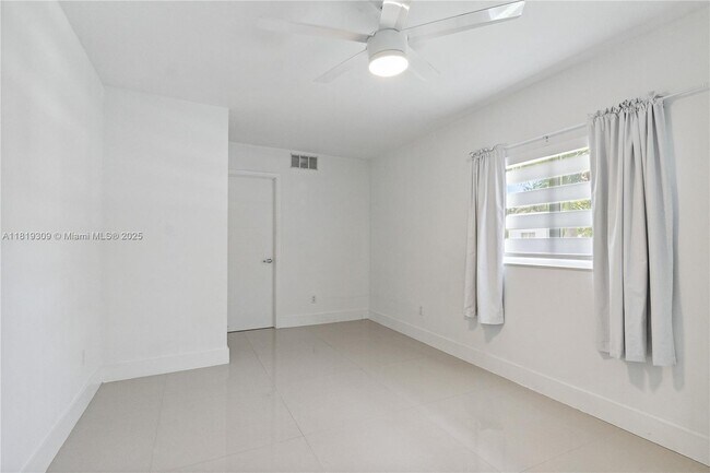 Building Photo - 4655 SW 14th St