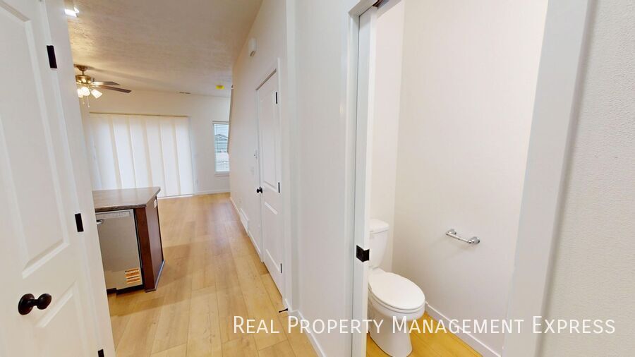 Building Photo - Stylish 2 Bed 1.5 Bath Townhome