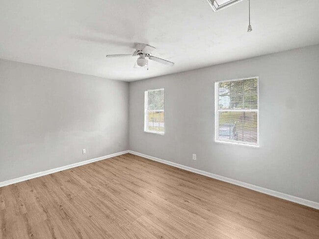 Building Photo - Townhouse Available Immediately in North Hall - Water Included