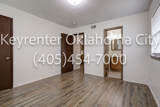 Building Photo - Massive 3BD/2BTH Home Minutes from the Highway.