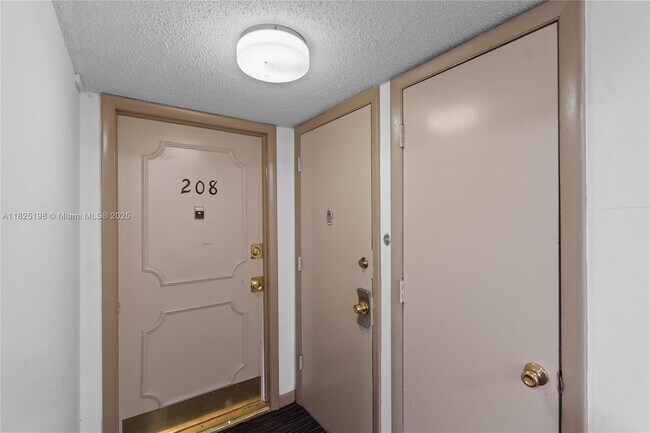 Building Photo - 1410 S Ocean Dr
