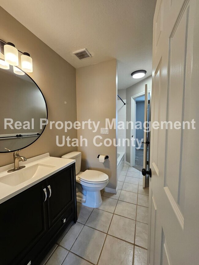 Building Photo - Large Orem Home