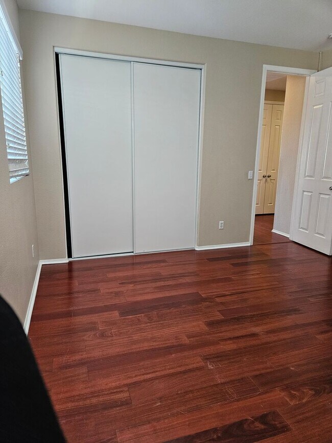 Building Photo - 5 BEDROOM OAK HILLS / HESPERIA HOME