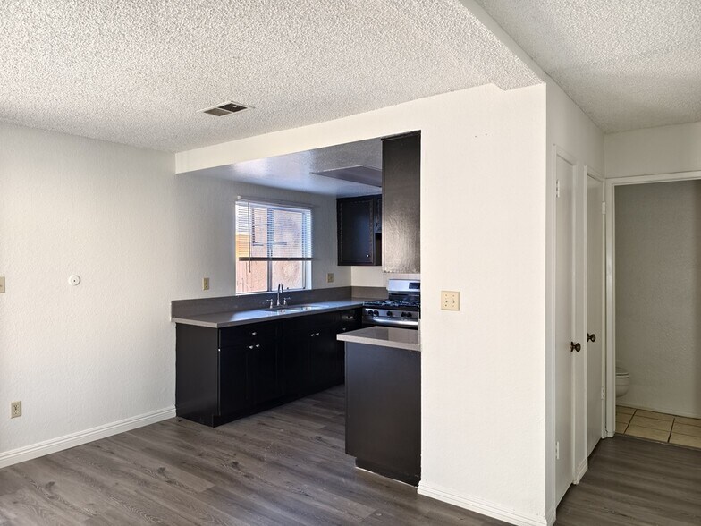 Building Photo - 415 S Orange Ave