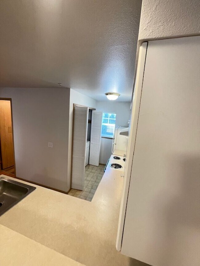 Building Photo - Charming and Spacious 3-Bedroom Townhome w...