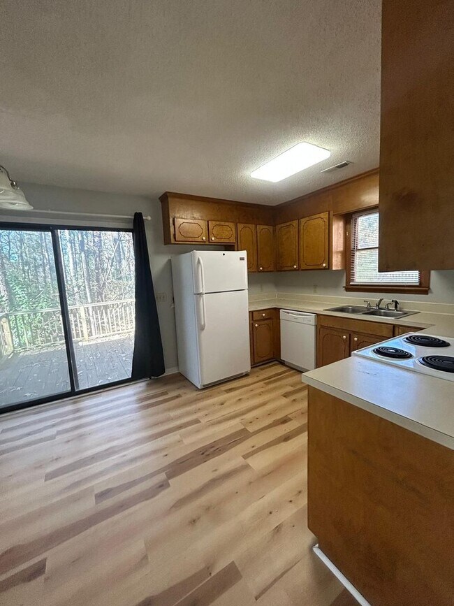 Building Photo - 10 Crescent Ln