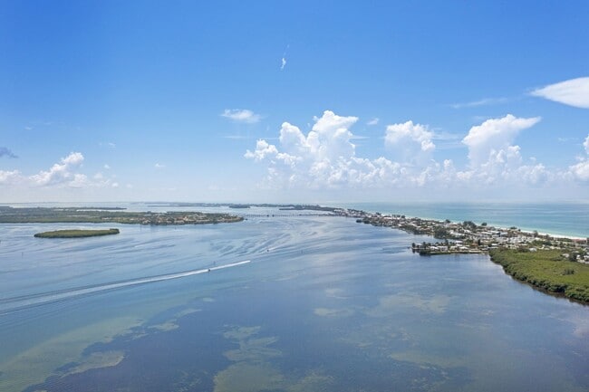 Building Photo - Monthly  FUN Furnished Bradenton, FL Rental VACA or Short term