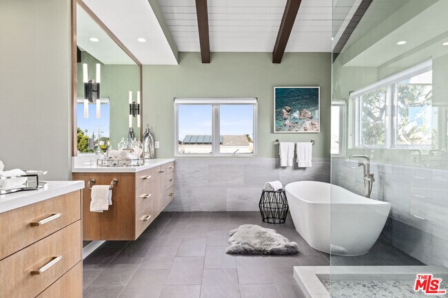 Building Photo - 249 Rees St