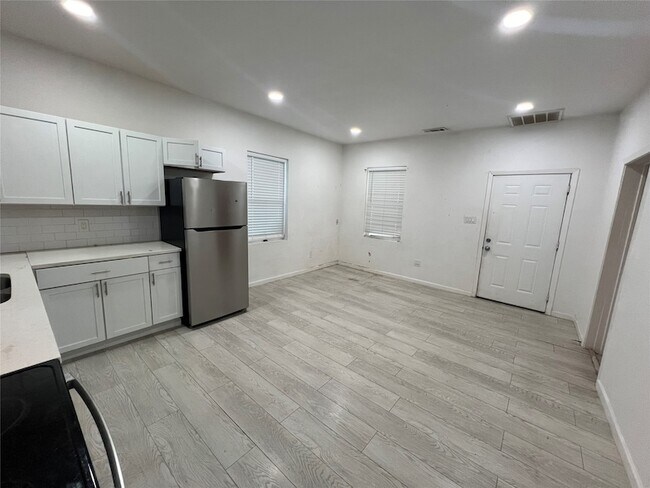 Building Photo - 410 S Vaden St