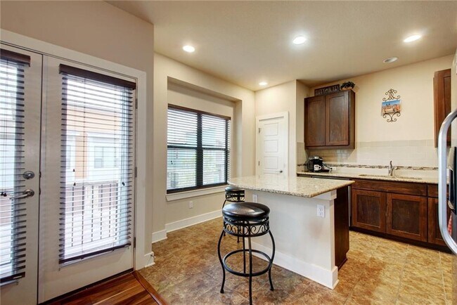 Building Photo - 1504 Lorraine Loop