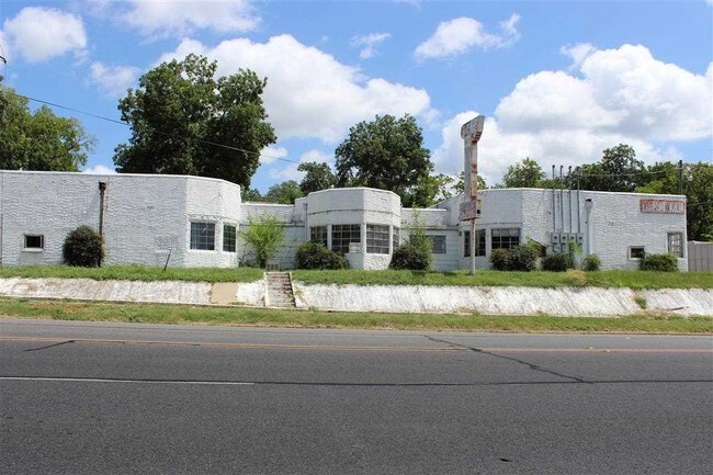 Building Photo - 700-704 W Upshur Ave