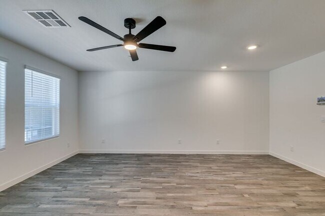 Building Photo - Beautiful New 3 Bed / 2.5 Bath Townhome 89178