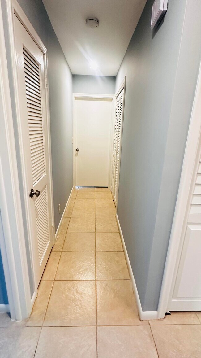 Building Photo - 423 Pine Tree Ct