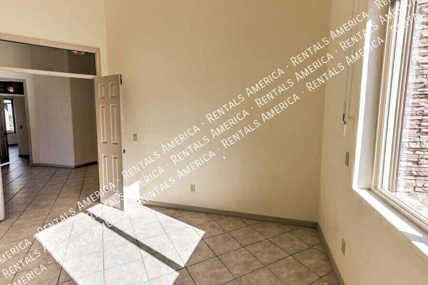 Building Photo - 5032 N Valley Shadows Pl