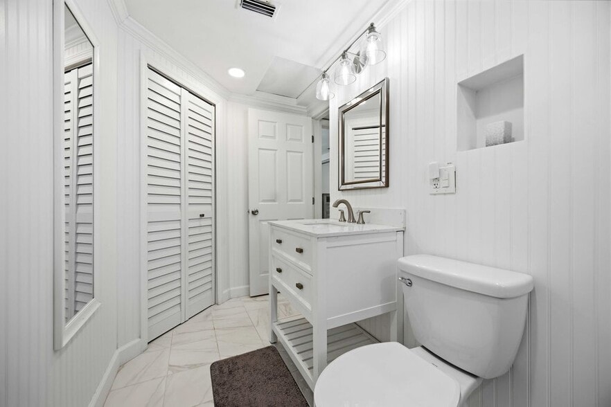 Building Photo - 370 E Fray St