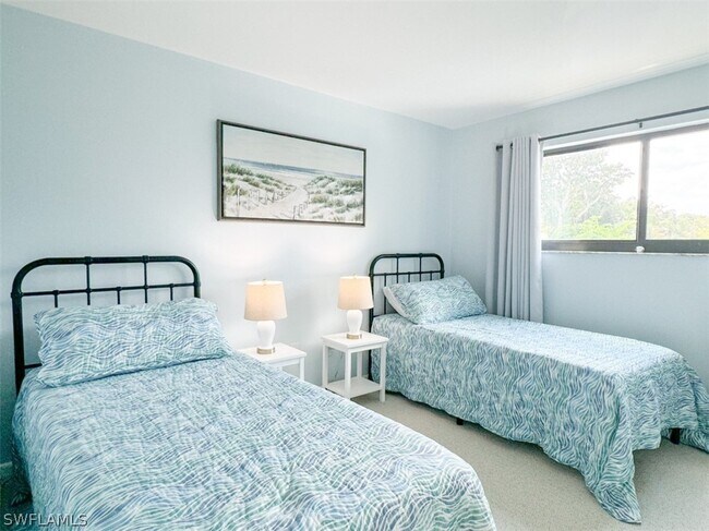 Building Photo - 788 Park Shore Dr