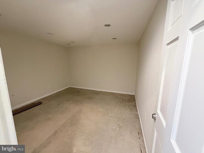 Building Photo - 5900 Parenham Way