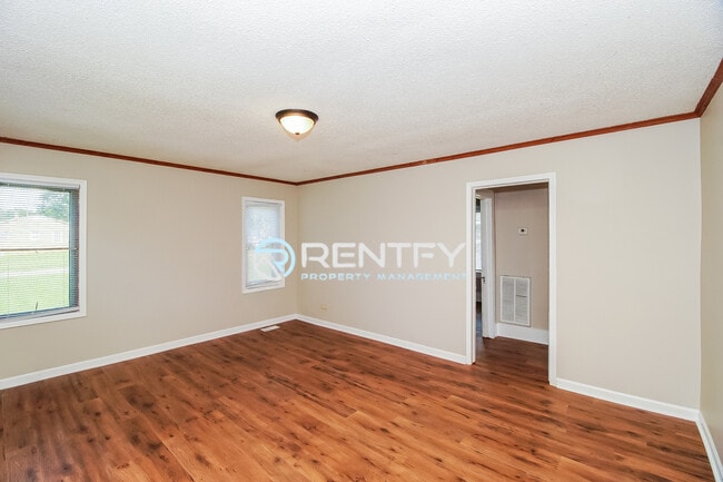 Building Photo - 2104 E Greenbriar Rd