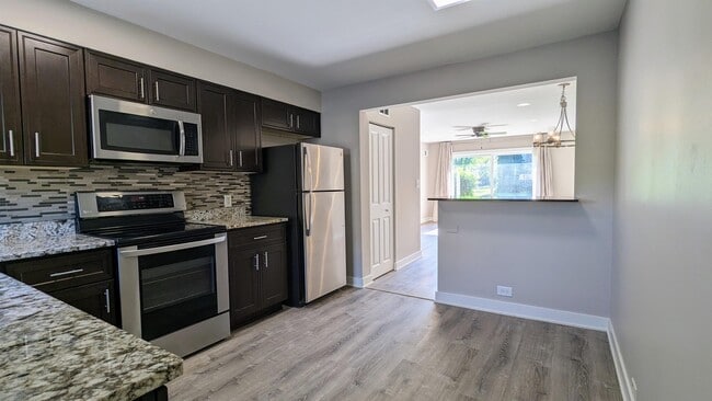 Building Photo - 9463 Bay Colony Dr