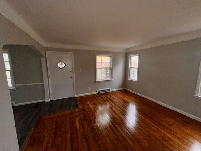 Building Photo - Three Bed 1 Bath Brick Bungalow with basement on the east-side of Detroit! Move in Ready!