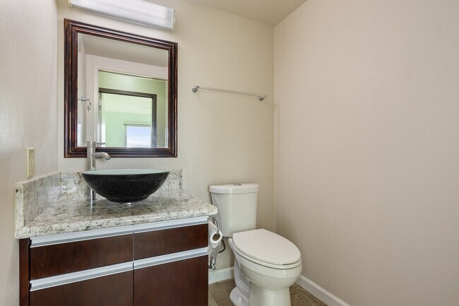 Building Photo - 2 Bed / 1.5 Bath Condo with 2 Parking Salt...