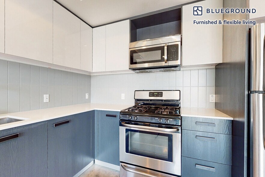 Building Photo - 10810 Palms Blvd