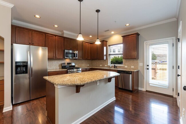 Building Photo - GORGEOUS Well maintained Two Bedroom Townh...