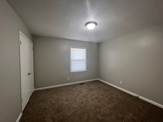 Building Photo - 890 Bedrock Dr