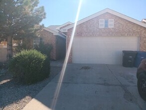 Building Photo - 3 Bedroom, 2 Bathroom Home! Schedule a Showing Soon!