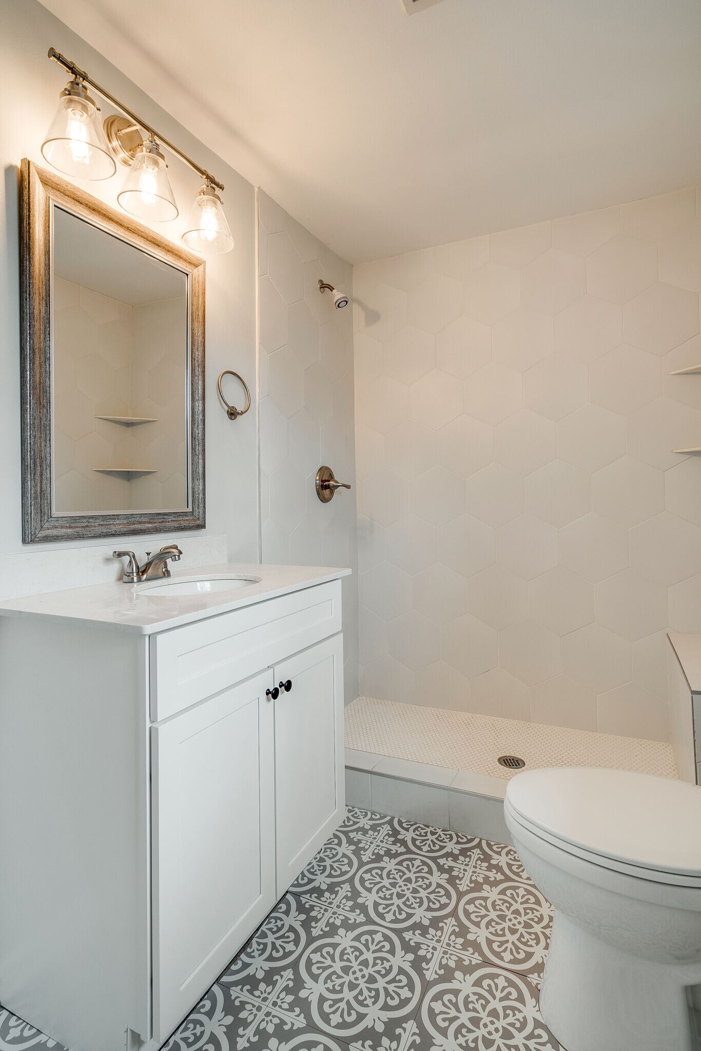 master bathroom - 539 Northcrest Dr