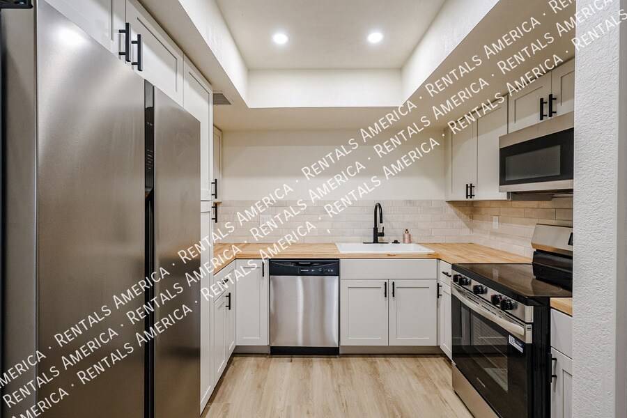 Building Photo - 9151 W Greenway Rd