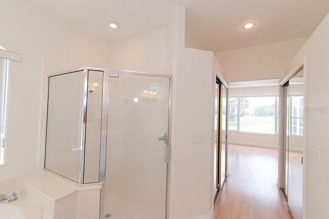 Building Photo - 1707 Golfview Dr