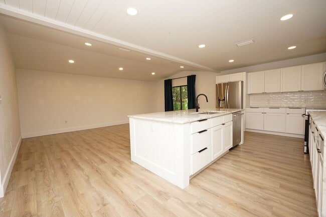 Building Photo - Updated Home in Rocky Bayou