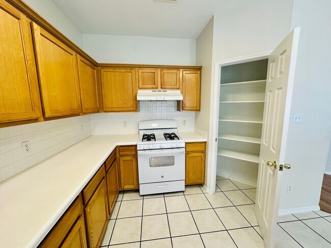 Building Photo - Awesome 3 Bed 2 Bath! Large Texas size home