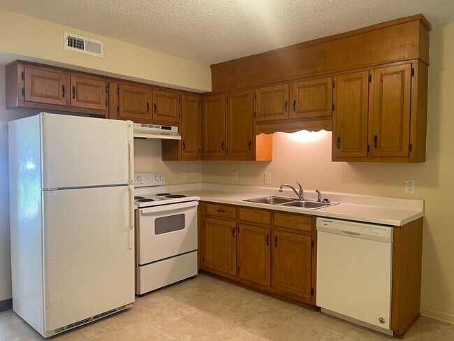 Building Photo - Beautiful 2-Bedroom Townhome in a Prime Lo...