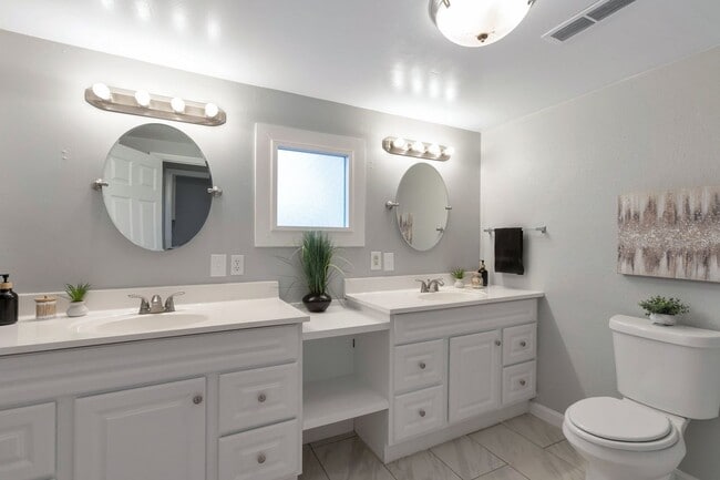 Building Photo - Beautiful 3 Bed 1 Bath Home in Edgewater!