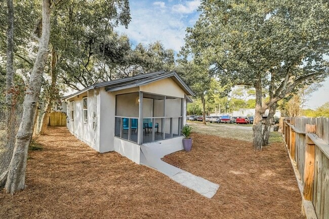 Building Photo - 7640 Broadview Dr