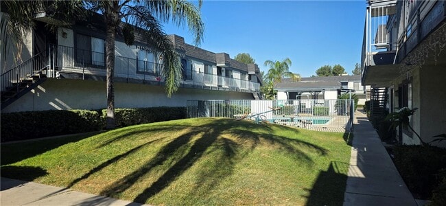 Building Photo - 1319 Oakwood Dr W