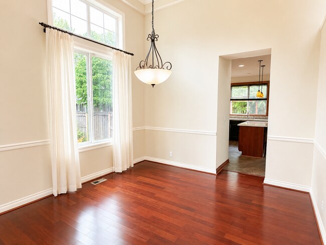 Building Photo - Spacious 5 Bedroom Home with A/C, Den, Waterfall in Prime Kenmore Cul-de-Sac