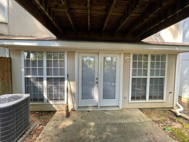 Building Photo - Foxchase Subdivision:  MOVE IN READY!!!!    1/2 OFF 1ST MONTH RENT W/12 MONTH LEASE!!  NEW CARPET...