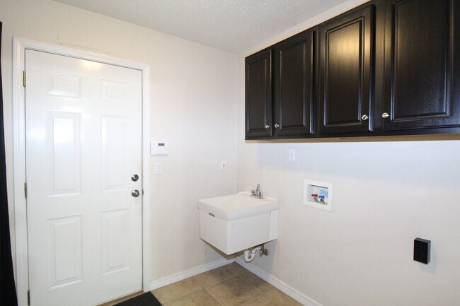 Building Photo - 3BR/2BA Gulf Breeze Brick Home in Oak Pointe with Vaulted Ceilings, Open Layout, Fenced Yard & La...