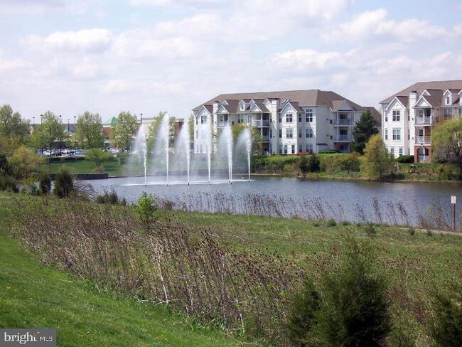 Building Photo - Your Dream Townhome Awaits!