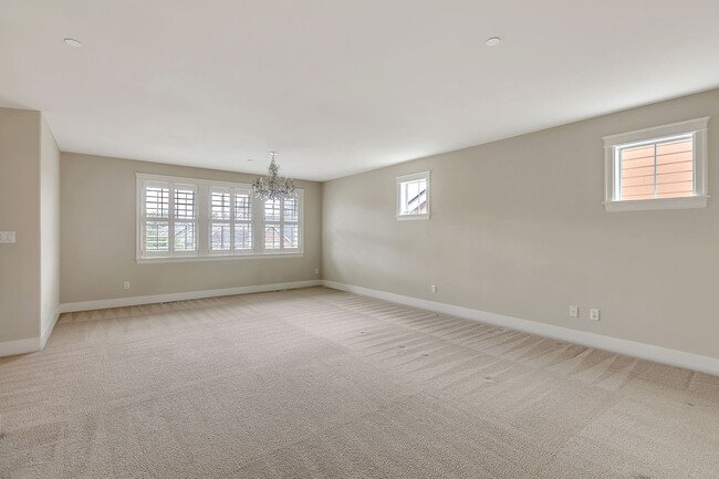 Building Photo - Must see in beautiful Redmond neighborhood